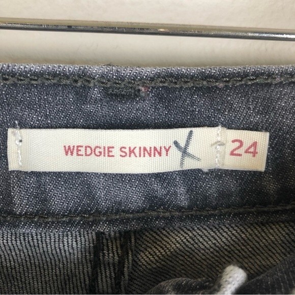 Levi's Wedgie Fit High Rise Skinny Jeans Stretch Gray Ripped Knee Raw Hem 24 - Picture 5 of 9